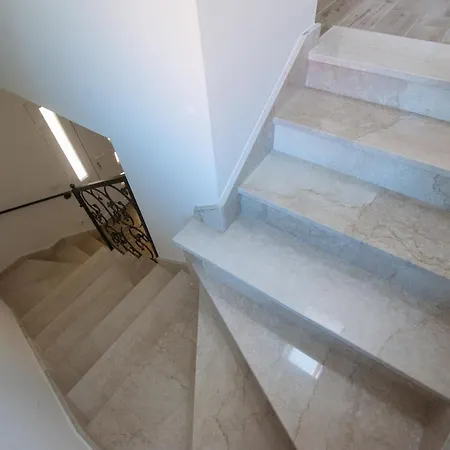 Mistletow Villa Nin